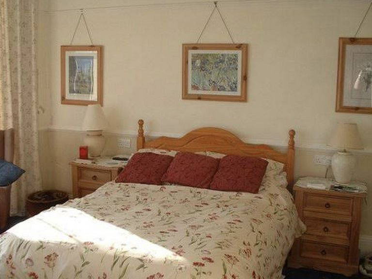 Visit Kirkley No.18 Guest House Bedroom 2 768x576