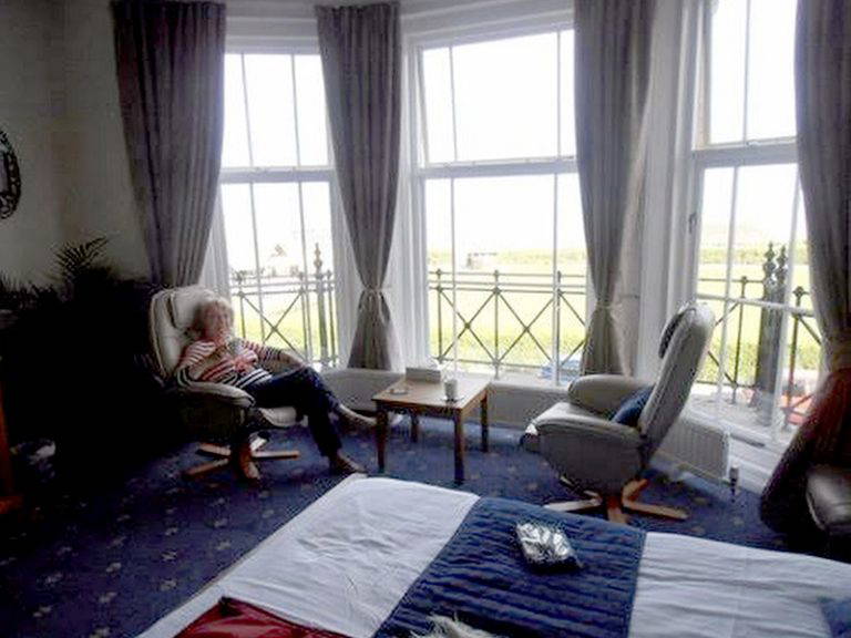 Visit Kirkley No.18 Guest House Bedroom 768x576